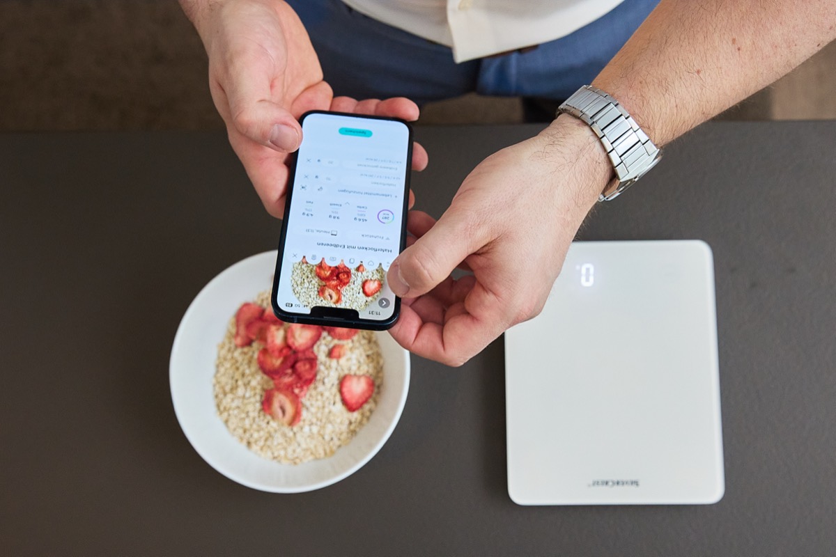Nutrition tracking via app and photo analysis